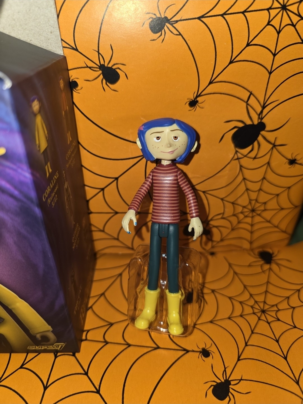 Coraline Vinyl Figure - Picture 2 of 2